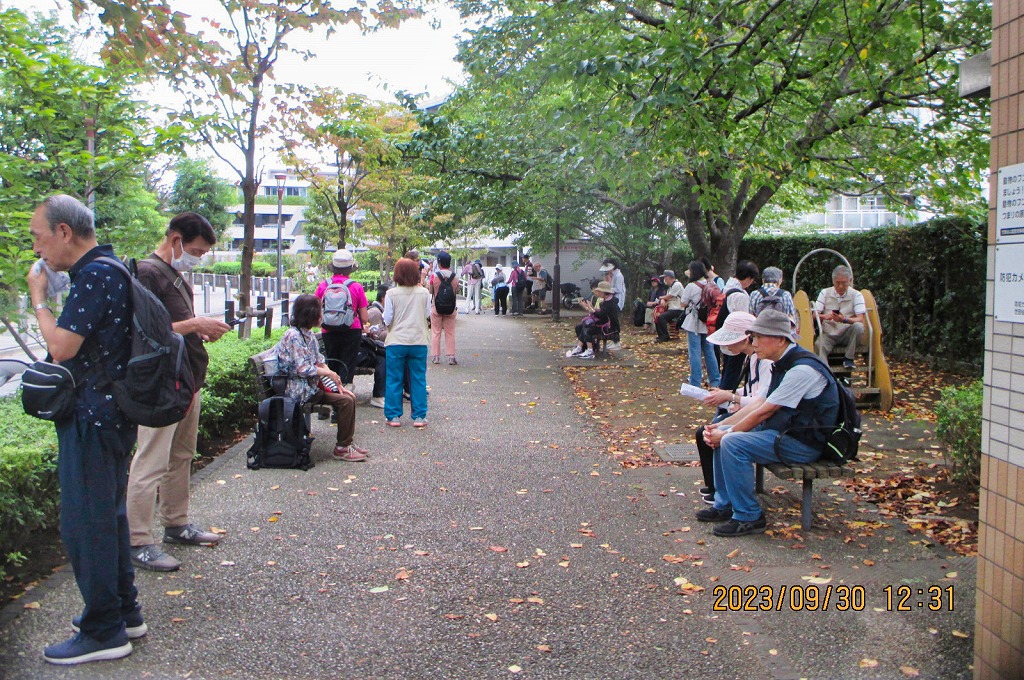 2023年9月30日 第177回定例ウォーク 世田谷・烏山川緑道を歩く 真言宗円泉寺裏手の太子堂円泉ケ丘公園で小休憩