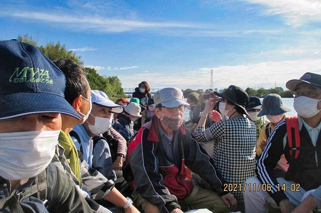 2021年11月 6日　第159回定例 ウォーク　矢切の渡し　渡し船(30名乗り)乗船中の会員の皆さん