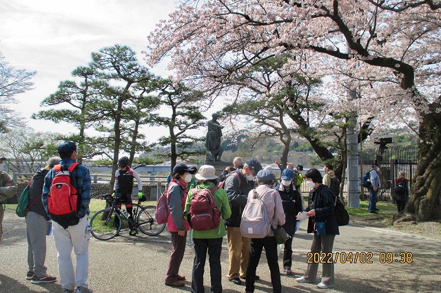 2022年4月2日 第1回シリーズ ウォーク 玉川上水をくだる（上水を完成させた玉川庄右衛門、清右衛門 兄弟の像が羽村取水堰を見守っている）