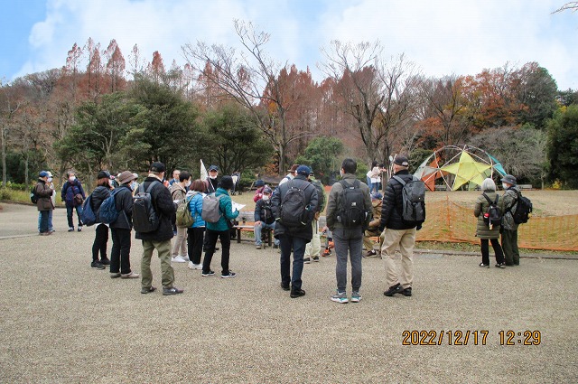 2022年12月17日 第172回定例 ウォーク 生田緑地中央広場で小休憩