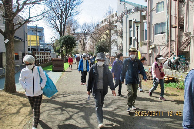 2023年3月11日 第5回シリーズ ウォーク　玉川上水をくだる【上北沢から四谷大木戸跡】玉川上水緑道を歩く参加者の皆さん